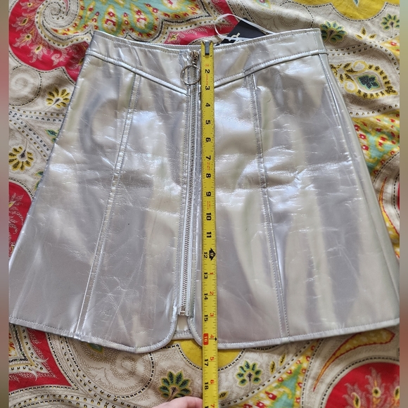 NWT Silver vegan leather miniskirt - Picture 2 of 9